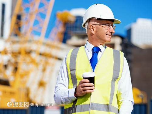 工地晨光 一杯咖啡，一份堅守